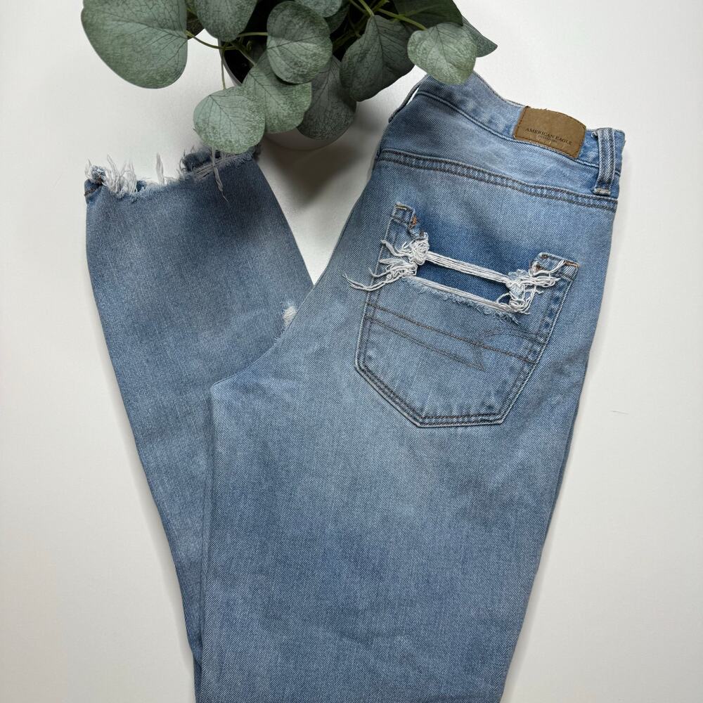 American Eagle | Light Wash Distressed Mom Jean